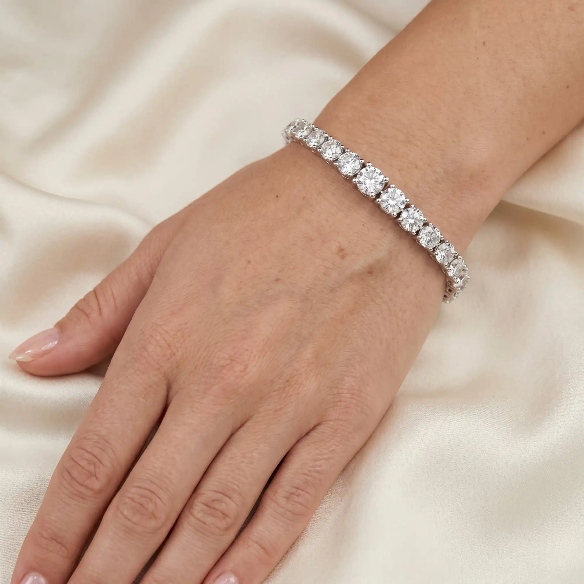 Round Lab Grown Diamond Graduated Tennis Bracelet | Jazzline