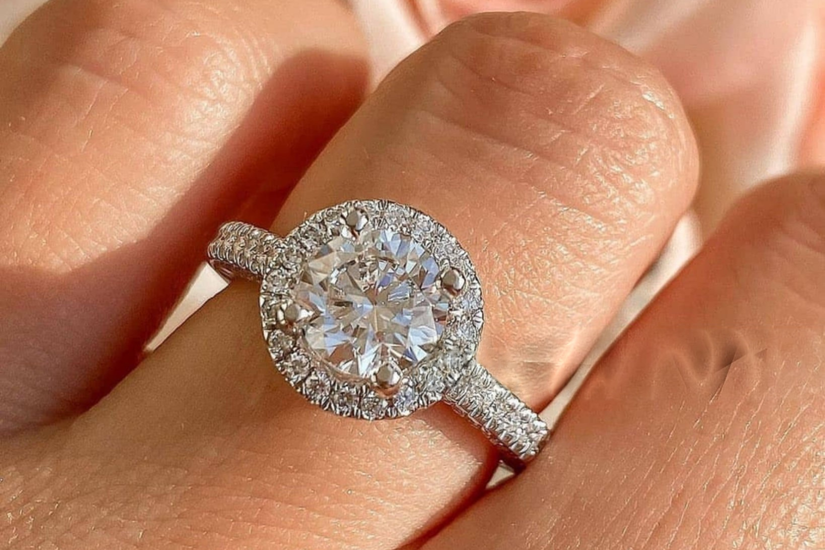 How jewelnest Brings Sparkle to Canada and the USA with Round Diamond Engagement Rings